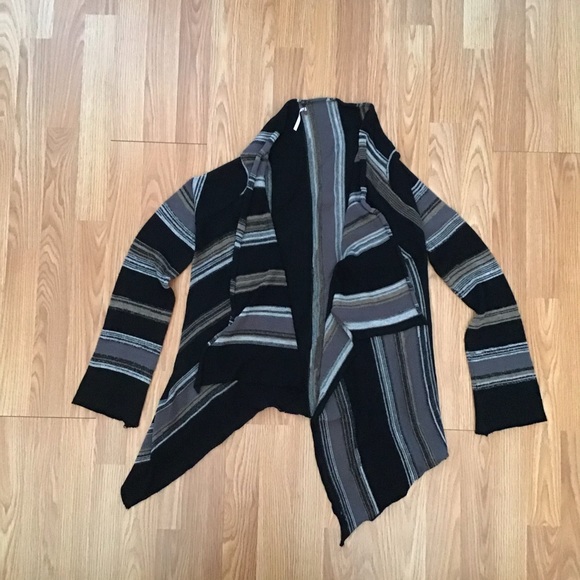 🌷3/$25🌷 Ladies cardigan sweater - Picture 1 of 3